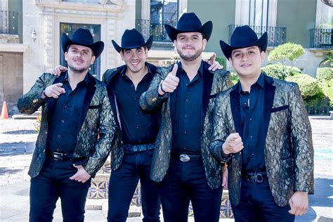Preview. “We always try to innovate, to tell different stories in our lyrics and find new ways to talk about love,” Calibre 50’s Edén Muñoz tells Apple Music. Vamos Bien returns to the contagious norteño-banda-sinaloense hybrid that has been one of the group’s signatures since 2018’s Mitad y Mitad. Yet the quartet’s new songs ...